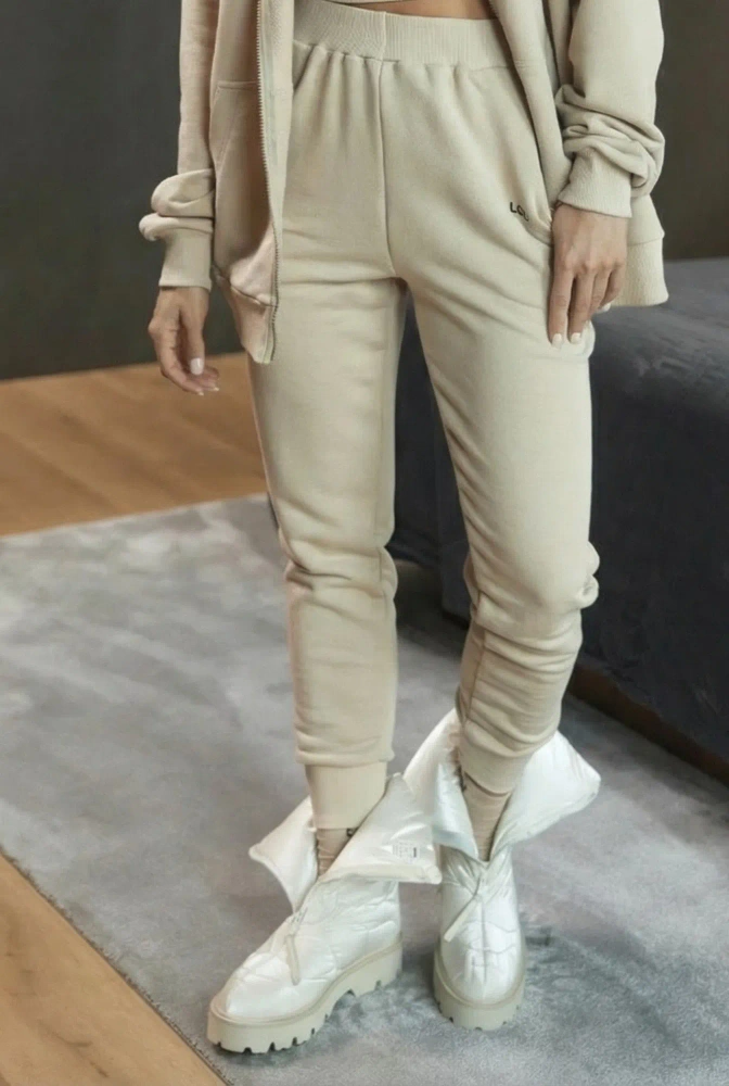 Boston Beige - beige pants with logo and cuffs
