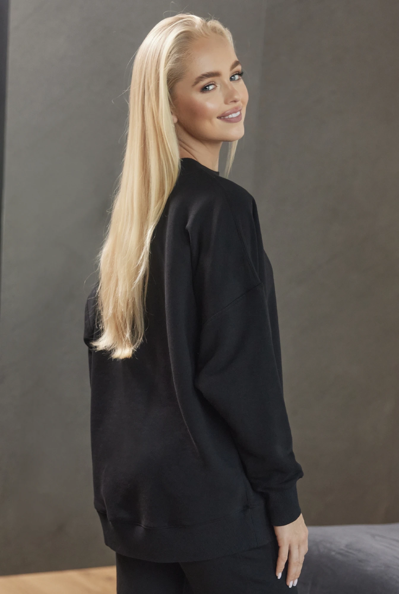 Saura Black - Leichte, bequeme schwarze Pullover mit Logo