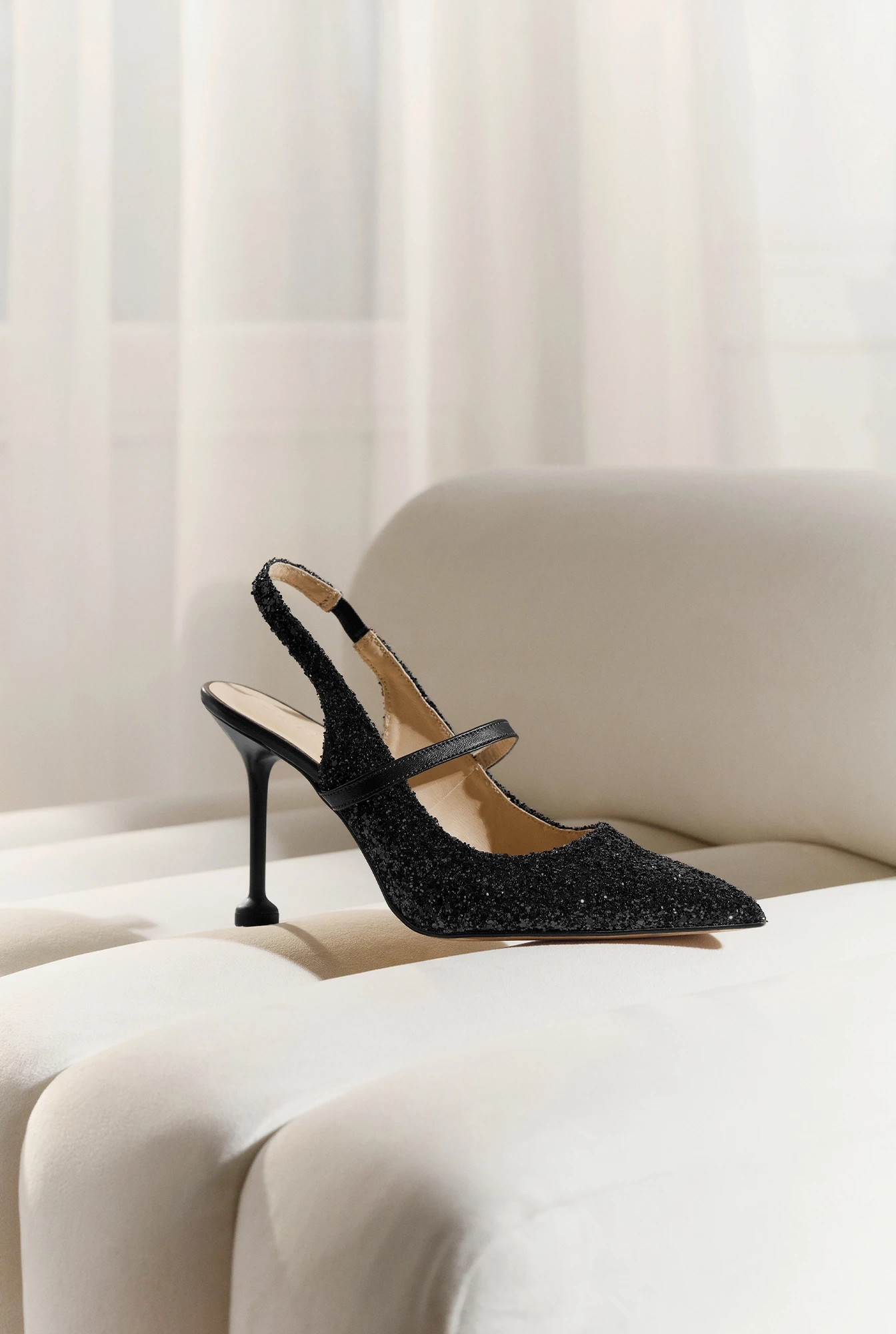 Marti – black pumps with a glitter application