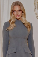Aziza – ausgestelltes Kleid mit taillierten Schnitten