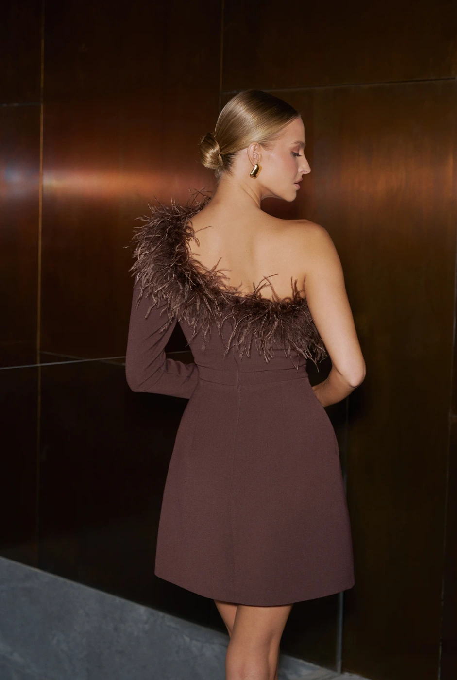 Brownie – braunes Minikleid mit Federn