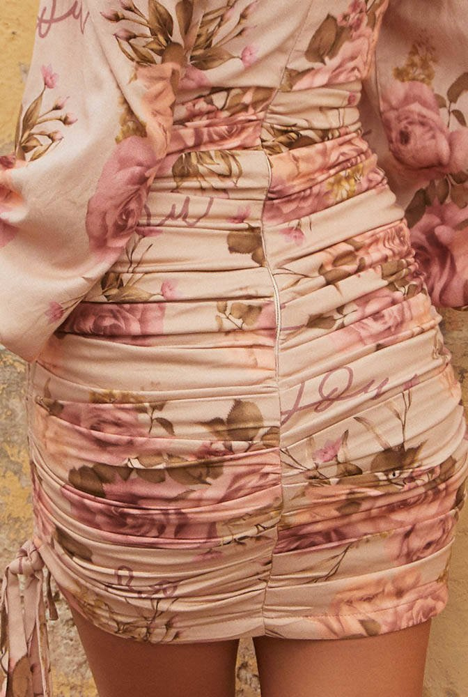 Nina - tailliertes Kleid in Pastelltönen