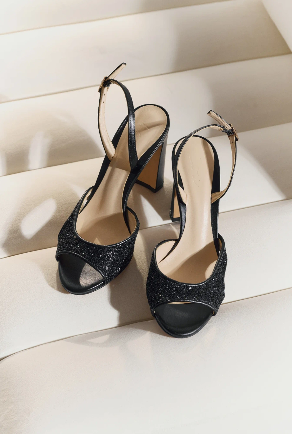 Raffa – schwarze Sandalen mit Glitzerapplikation