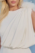 Lillemor – Midikleid in Ecru mit Federbrosche