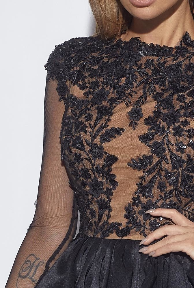 ODILLA - CZARNA ROZKLOSZOWANA SUKIENKA