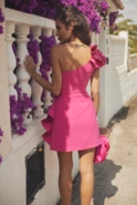 Luka - Fuchsiafarbenes tailliertes Minikleid mit Paillettenrüschen