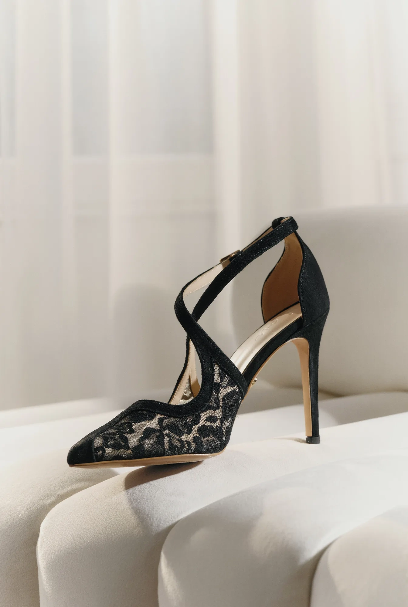 Chiari – schwarze Wildleder-Pumps mit Spitzen-Detail
