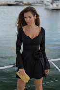 Emeline – schwarzes Minikleid mit Blumenapplikation