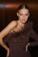 Brownie – braunes Minikleid mit Federn