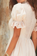 Aytona - durchbrochenes Kleid mit Maxilänge in einem Beigeton