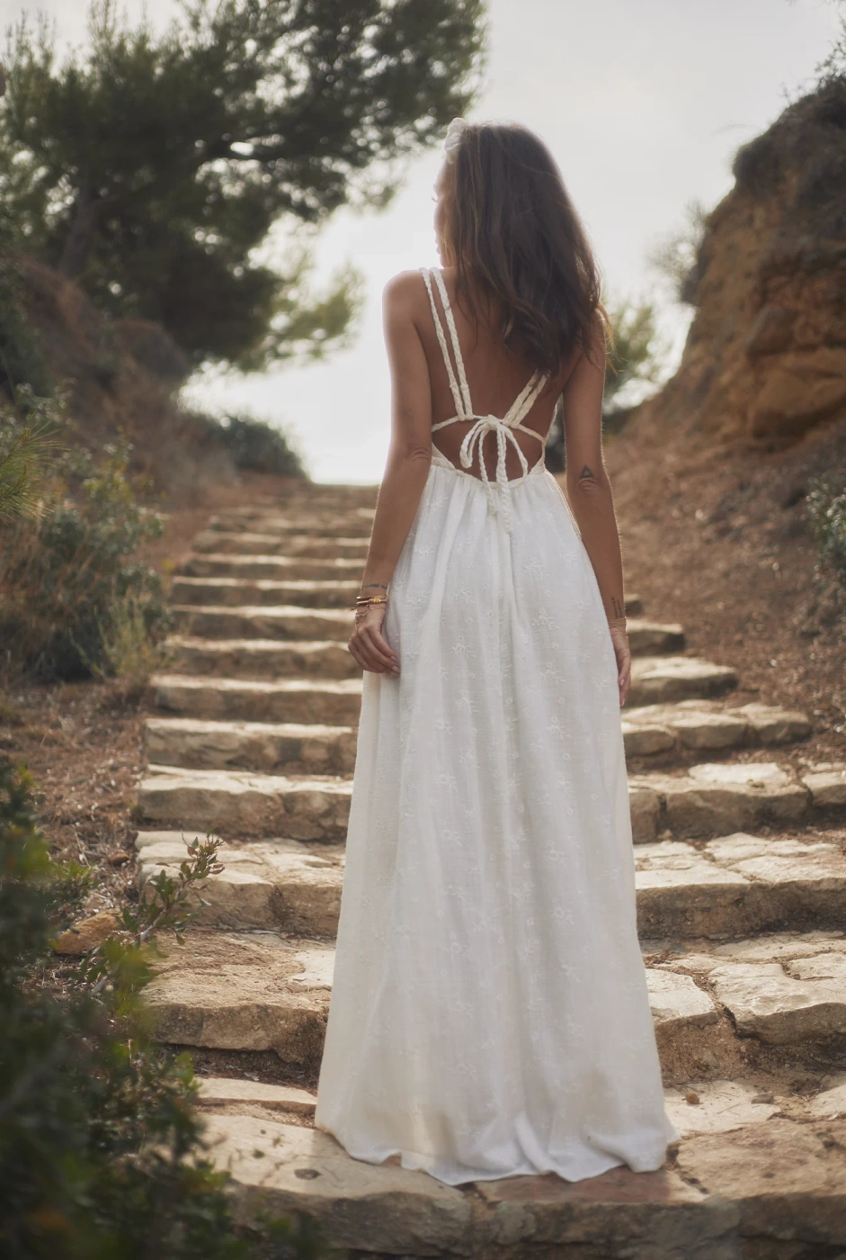 Ontario - Stylish white maxi dress with embroidered floral pattern
