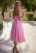 Omena - Midikleid mit spitzem Ausschnitt, verstellbaren Trägern und elegantem Prägemuster