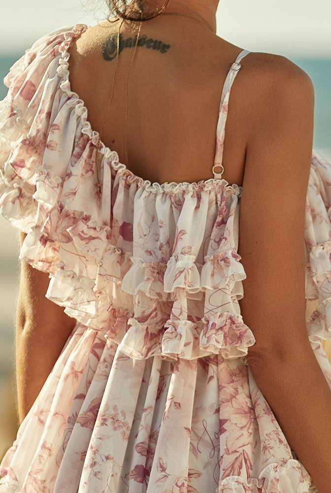 Adora - zartes, asymmetrisches Kleid aus 'Lou Girls'-Logo-Stoff