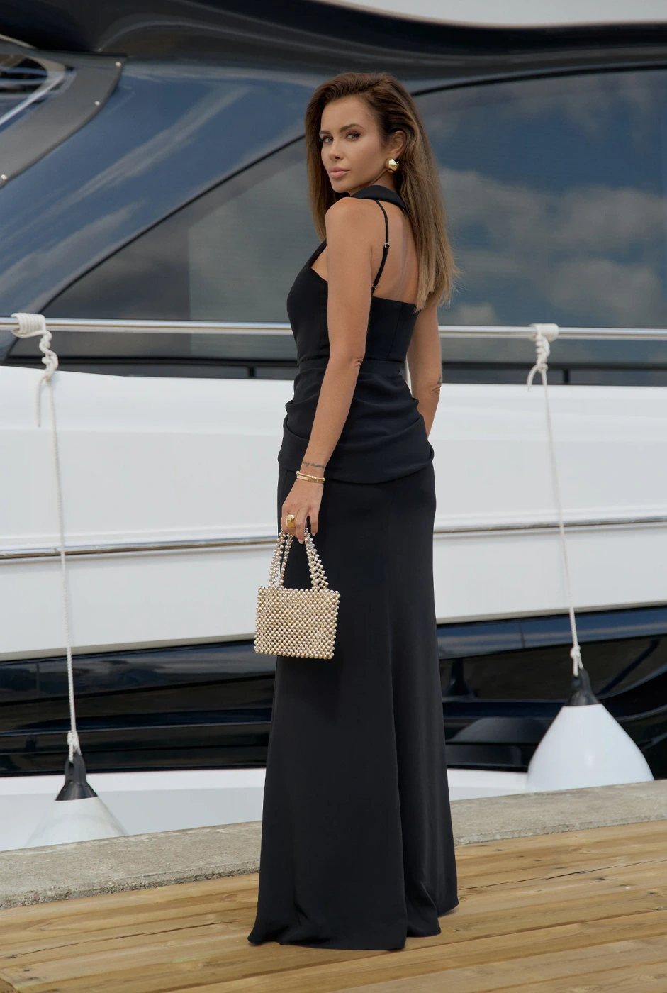Anora – schwarzes Maxikleid mit Schleppe und Halterneck-Ausschnitt