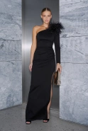 Elegante – schwarzes asymmetrisches Maxi-Kleid mit Federbrosche