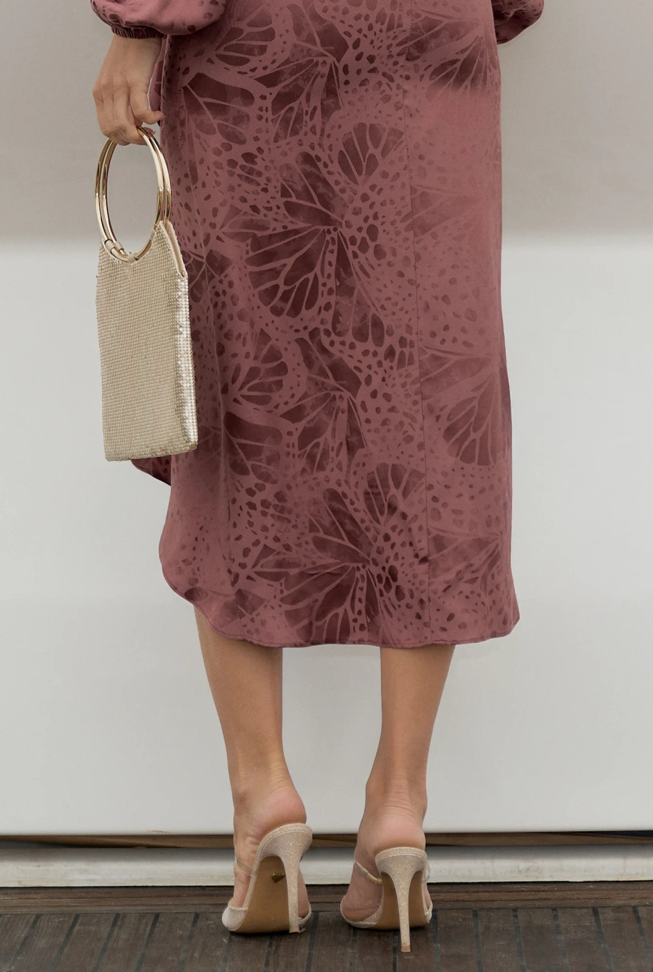 Hemera – braunes Midi-Kleid mit dekorativem Schlitz