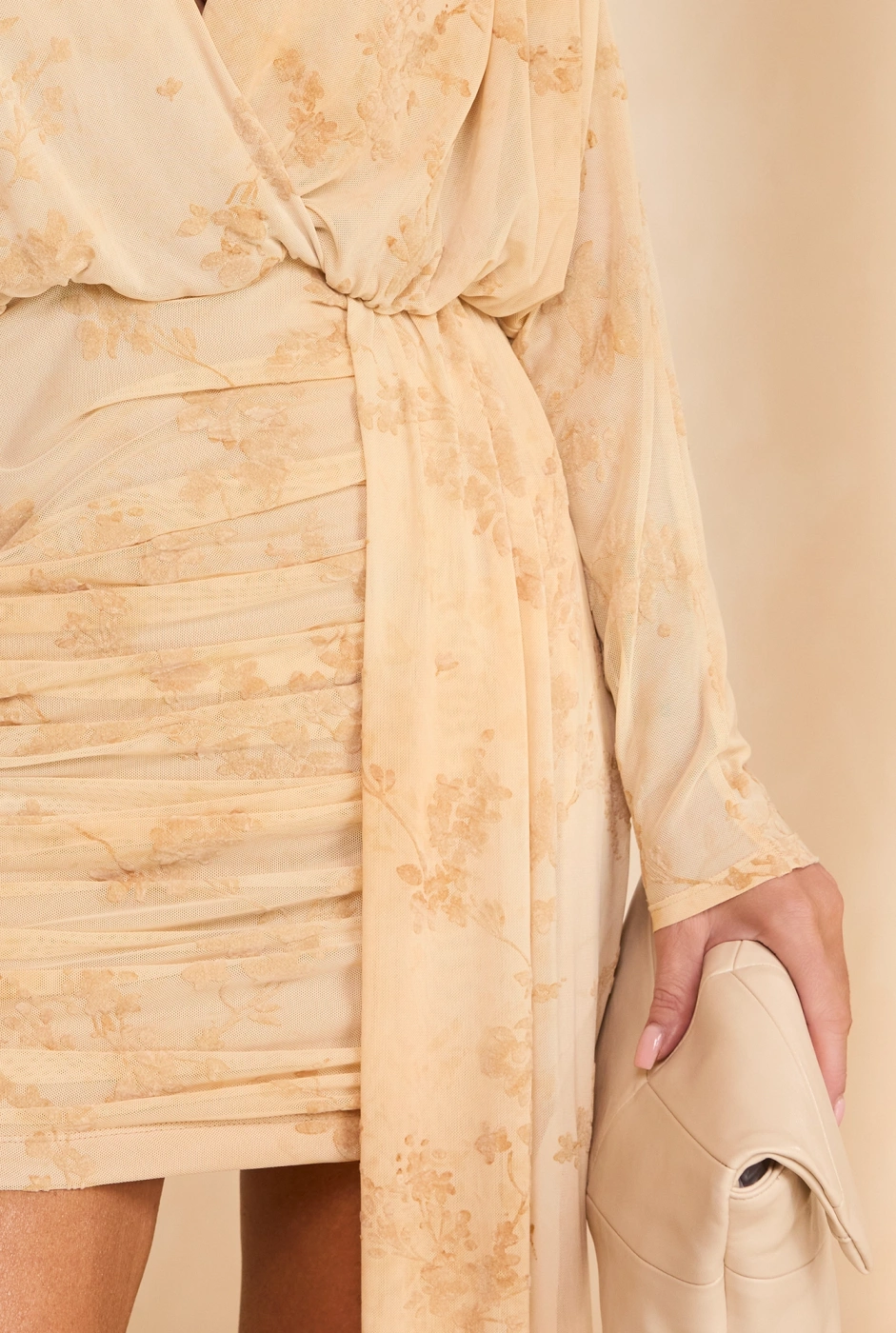 Fossa – Minikleid mit Drapierungen und dekorativer Schärpe