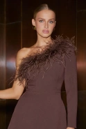 Brownie – braunes Minikleid mit Federn