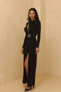Ariana - Schwarzes Maxikleid mit verschnörkelter Schnalle, Schulterpolstern und Zirkonen