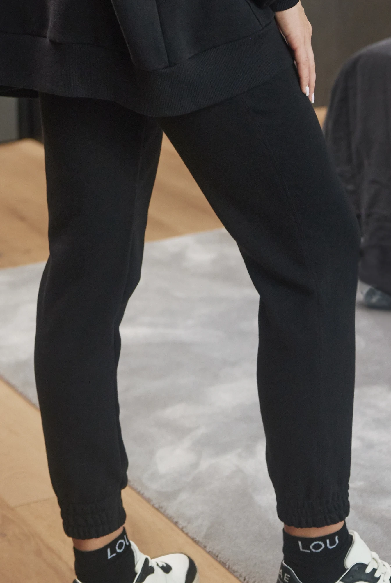Saura Black - schwarze, bequeme Hose mit Logo