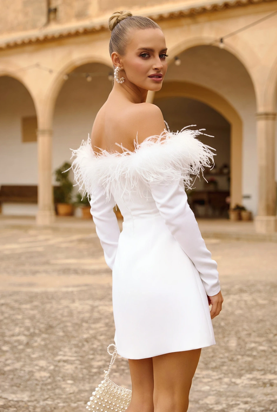 Becky - Kleid mit Federn und ausgestelltem Unterteil