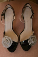 Iriza – schwarze Sandalen mit dekorativer Blume