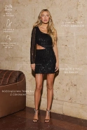Janica – schwarzes asymmetrisches Minikleid mit Pailletten