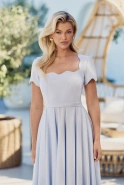Goreti – blaues Midikleid mit Wellenausschnitt