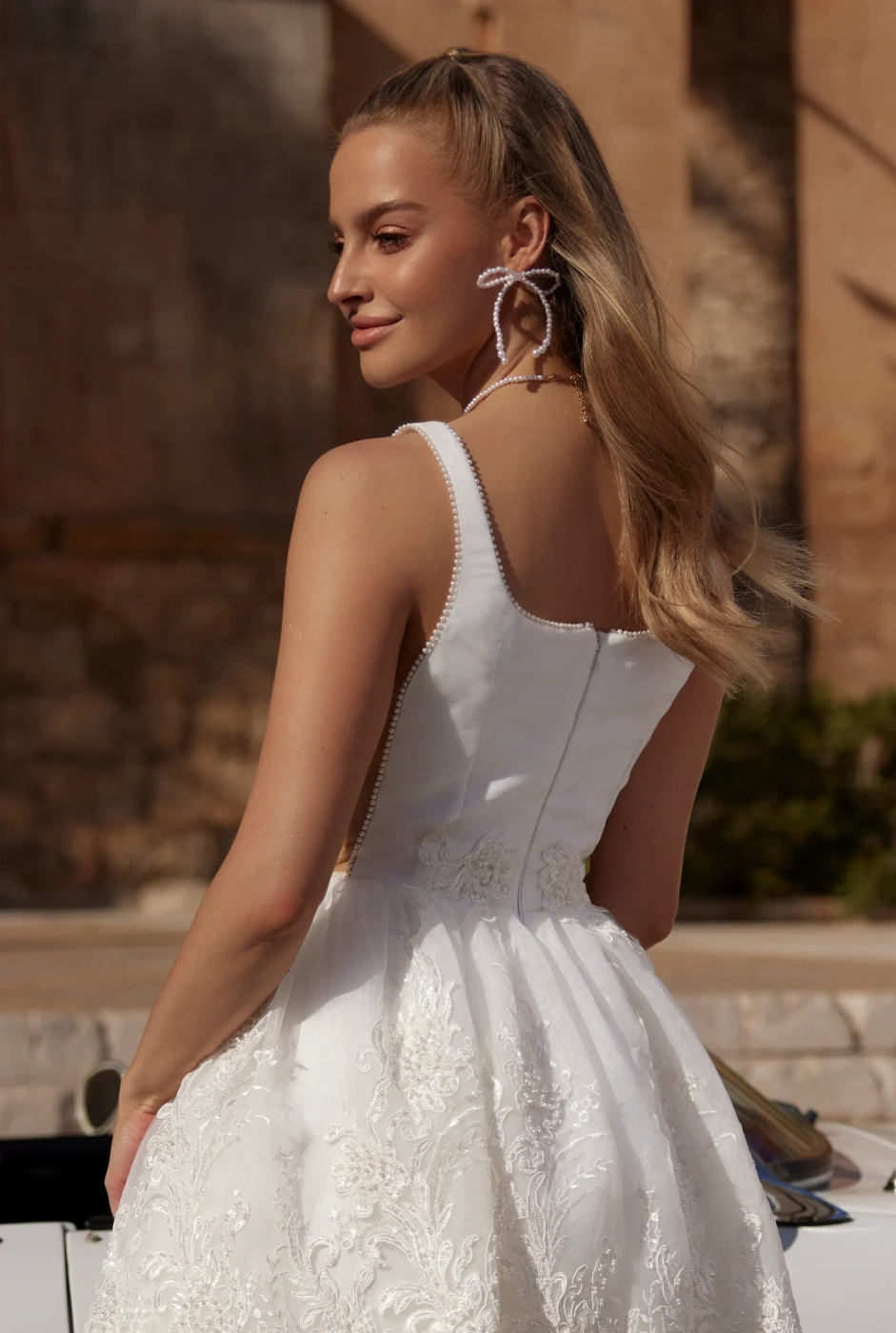 Siula – Mini-Brautkleid mit einzigartigem Muster und Perlenbesatz