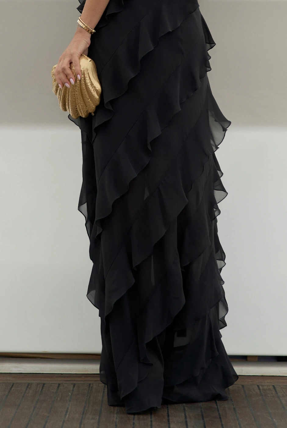 Samanta – schwarzes Maxikleid mit luftigen Volants