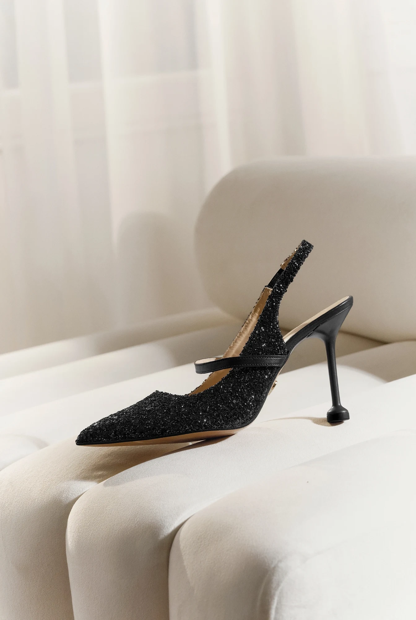 Marti – black pumps with a glitter application