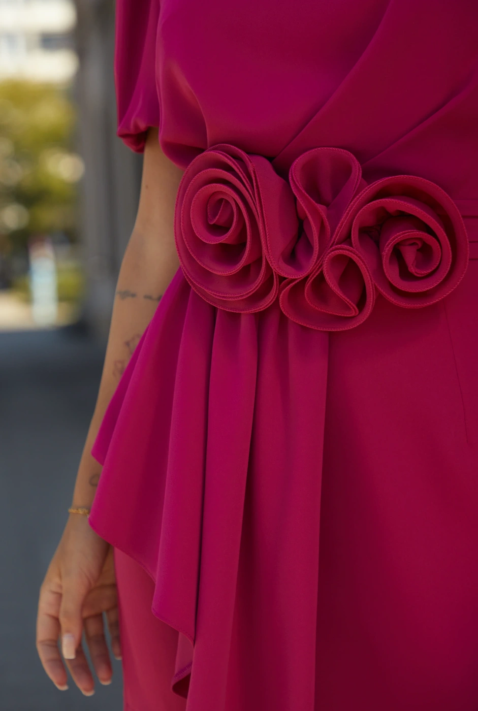 Mead - Minikleid in Rosa mit asymmetrischem Schnitt, Stehkragen und Puffärmeln
