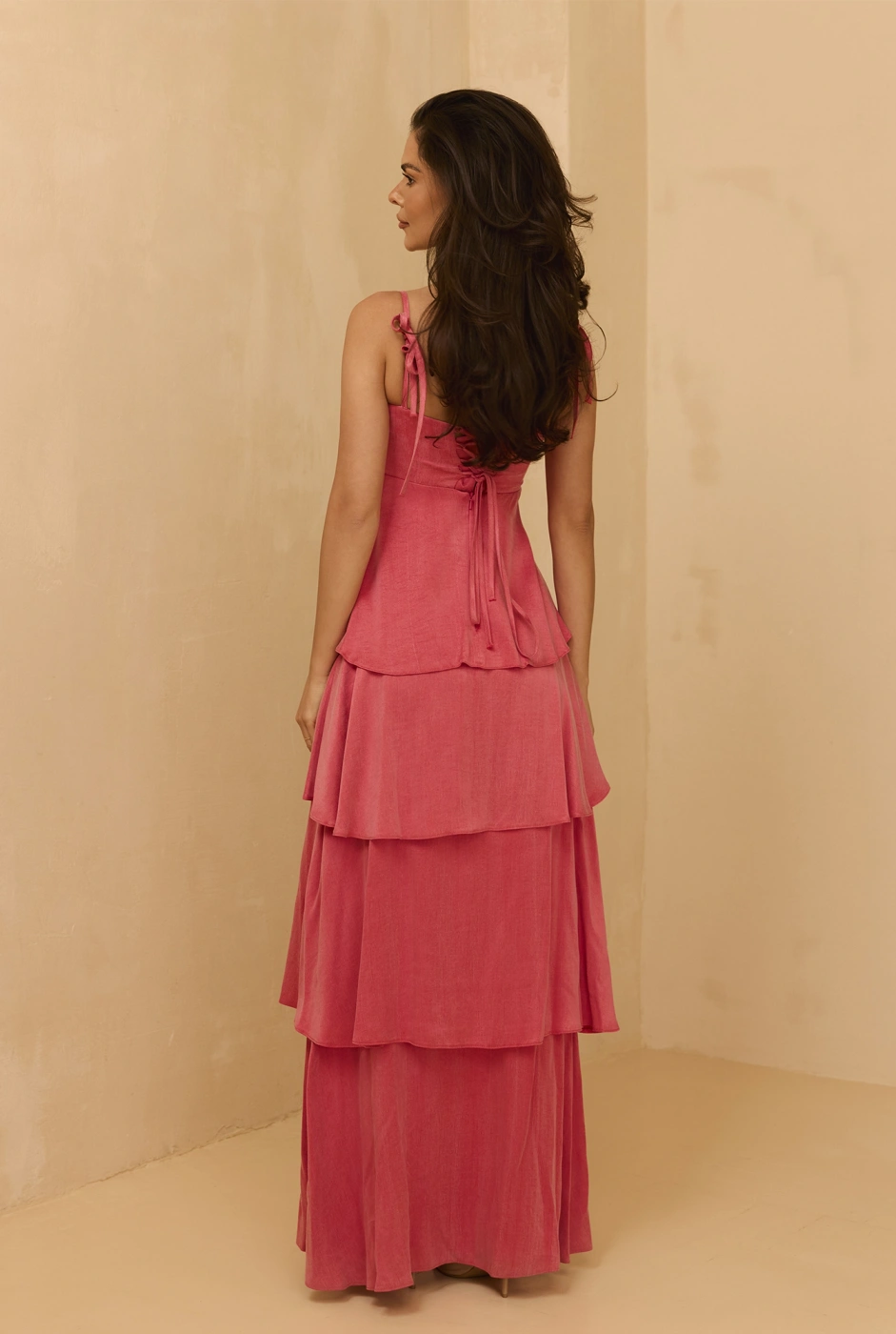 Lagos - Korallenfarbenes Maxikleid mit Rüschen