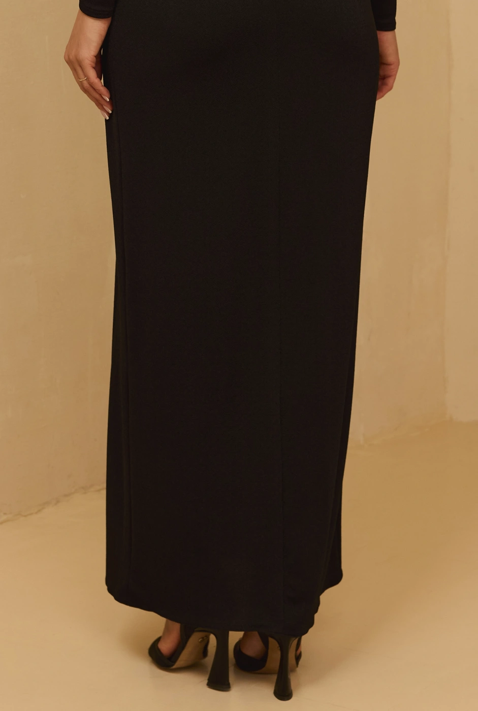 Ariana - Schwarzes Maxikleid mit verschnörkelter Schnalle, Schulterpolstern und Zirkonen