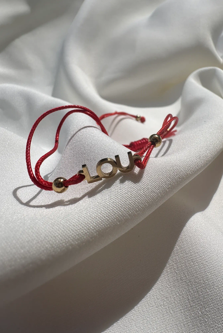 Lou-Armband an einem roten Riemen