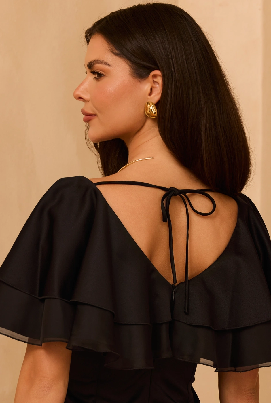 Abril - Schwarzes Kleid mit schwarzen Rüschen verziert 