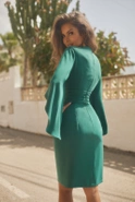 Rafia - Elegantes grünes Midikleid mit V-Ausschnitt und verzierten Ärmeln