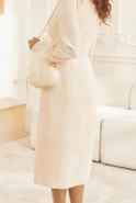 Soledad - Klassisches cremefarbenes Kleid mit Federn