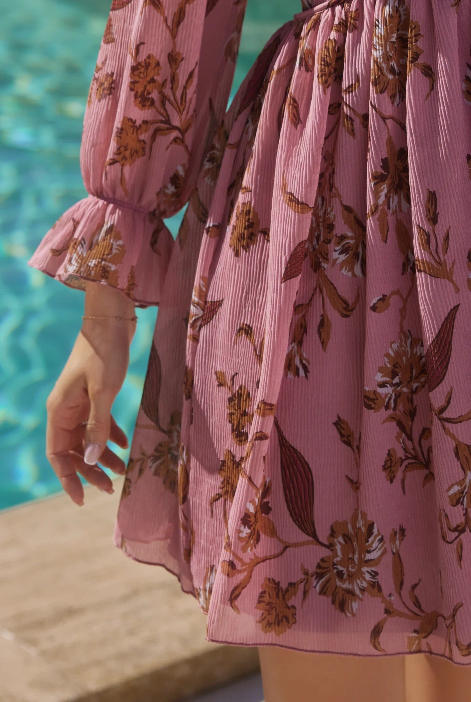 Rosita - Minikleid in schmutzigem Rosa mit Blumenmuster und Rüschen