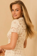 Rubia – cremefarbener Mini mit beigem Unterrock