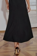 Hover - Schwarzes Maxikleid mit bauschigen Ärmeln, geradem Oberteil, ausgestelltem Unterteil, Schnallengürtel mit abnehmbarer Applikation und spitzem Ausschnitt