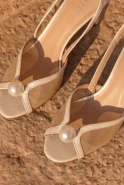 Lumiere – light beige sandals with a decorative pearl