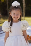 Ajla - Tailliertes Kinder-Knitterkleid mit Blumenapplikationen und asymmetrischem Unterteil