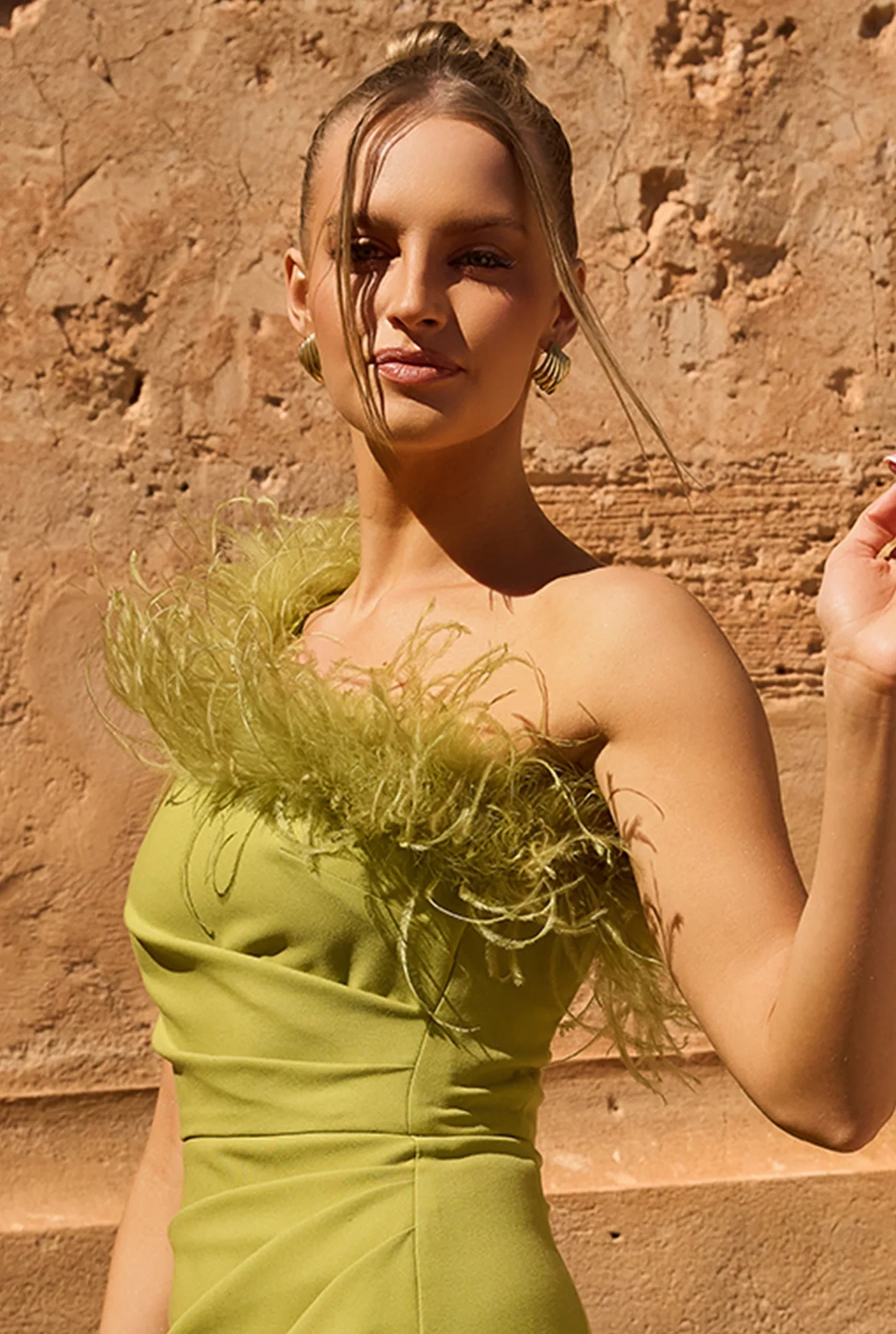 Jamila - asymmetrisches Maxikleid mit Federn