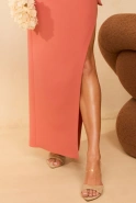 Ayleen – korallenfarbenes Maxi-Kleid mit dekorativem Ärmel