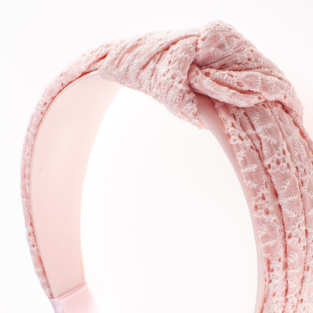 Puerta band with a knot detail