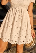 Vanessa – weißes Minikleid mit Stickmuster