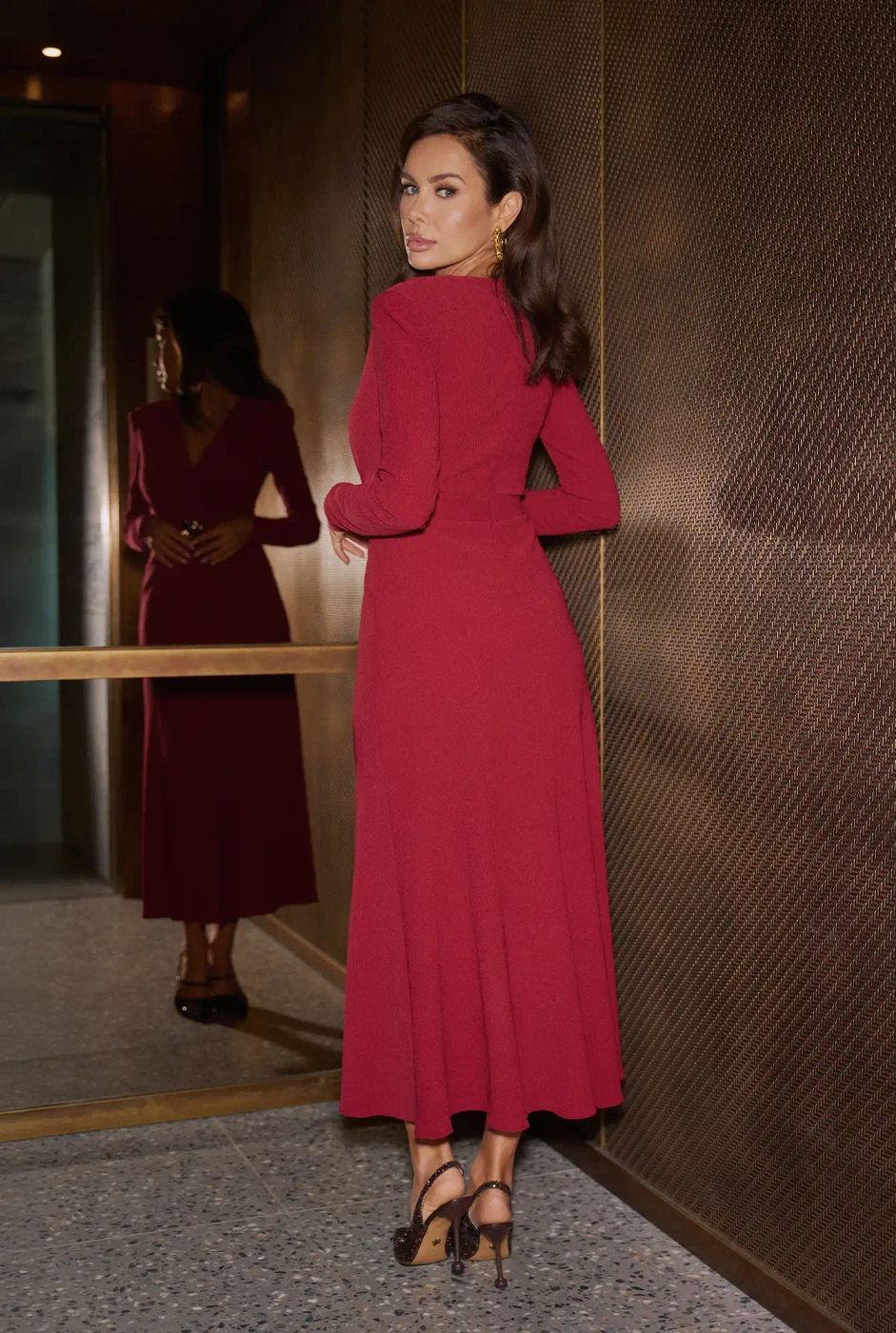 Aniceta – bordeauxfarbenes Midikleid mit Gürtel in der Taille