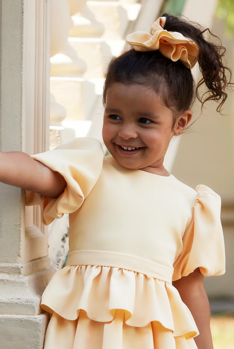 Tide - Gelbes Kinderkleid mit Buff-Ärmeln und Rüschen + Haarband