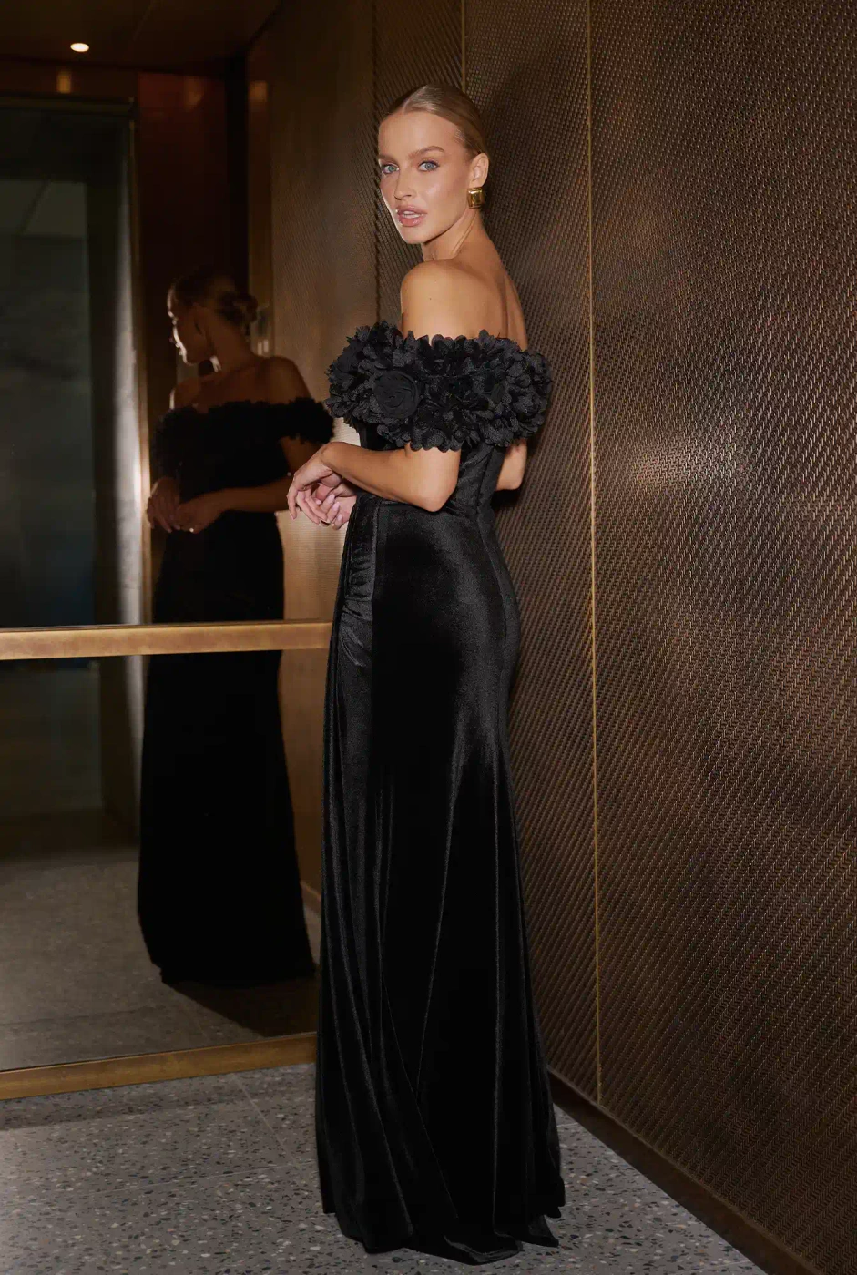 Klaudia – schwarzes Maxikleid mit Blumenverzierung